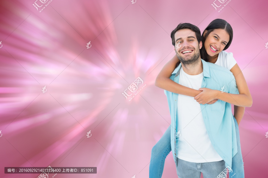 男人微笑著背著女人的復(fù)合形象