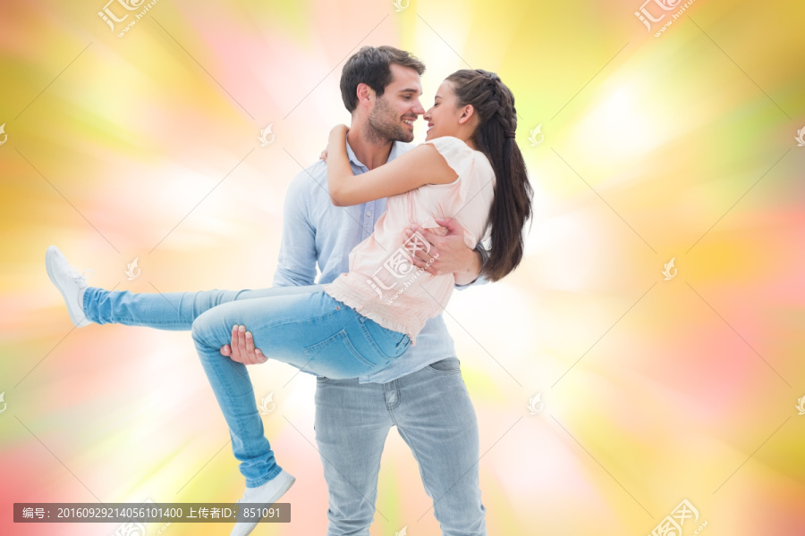 男人微笑著抱著女人的復合形象