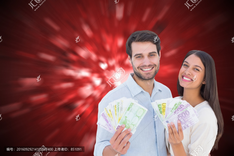 夫婦微笑著拿著紙幣的復(fù)合形象