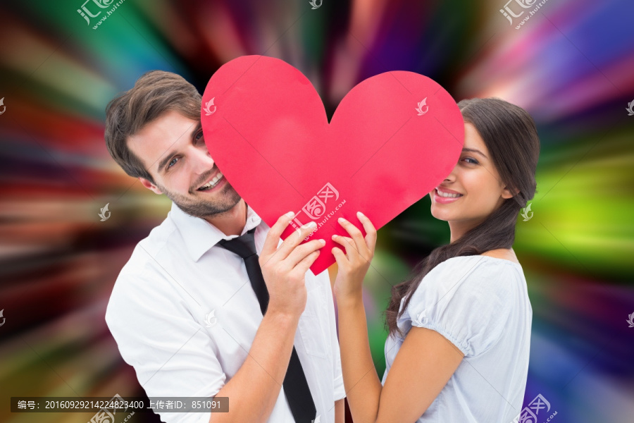 夫婦微笑著拿著愛心的復合形象