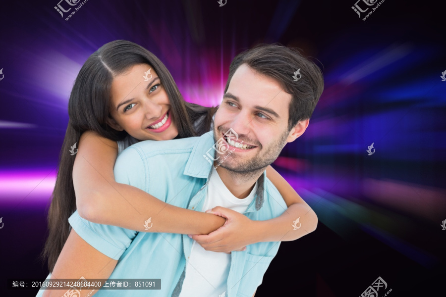 男人微笑著背著女人的復合形象