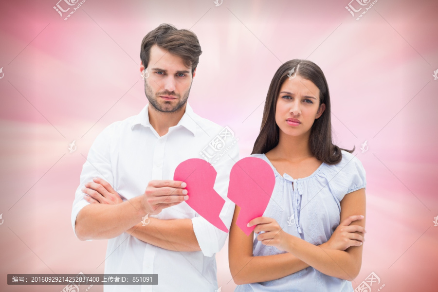 夫婦難過的拿著破碎心的復合形象