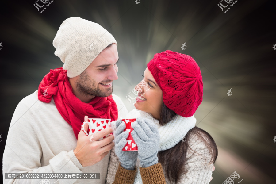 冬天夫婦拿著杯子