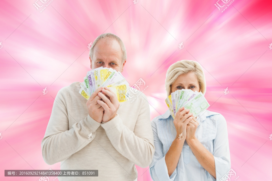 拿著鈔票的老夫婦