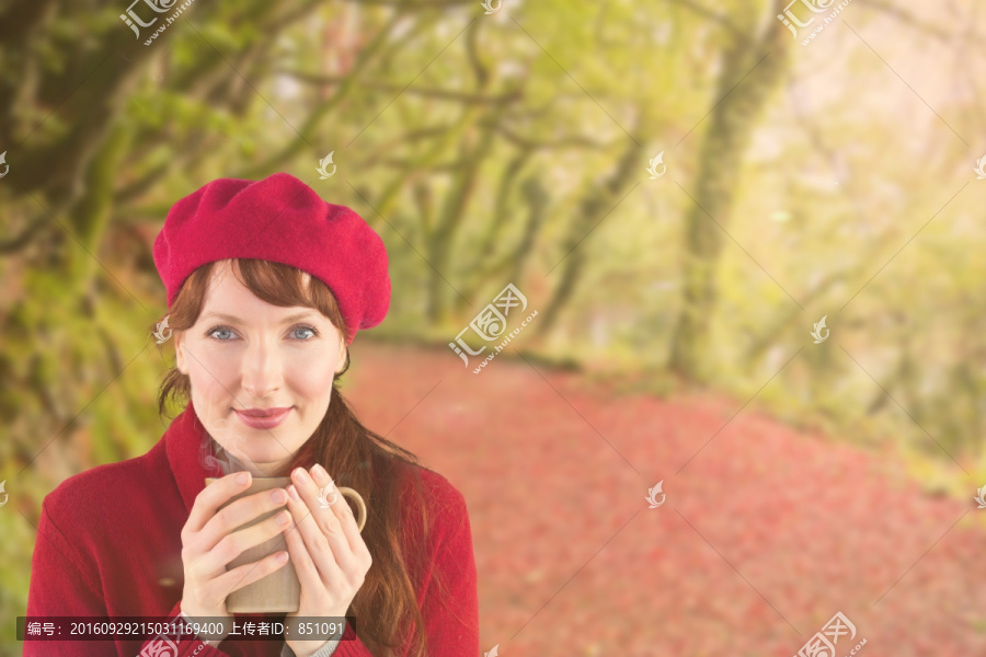 快樂的金發女郎捧著杯子