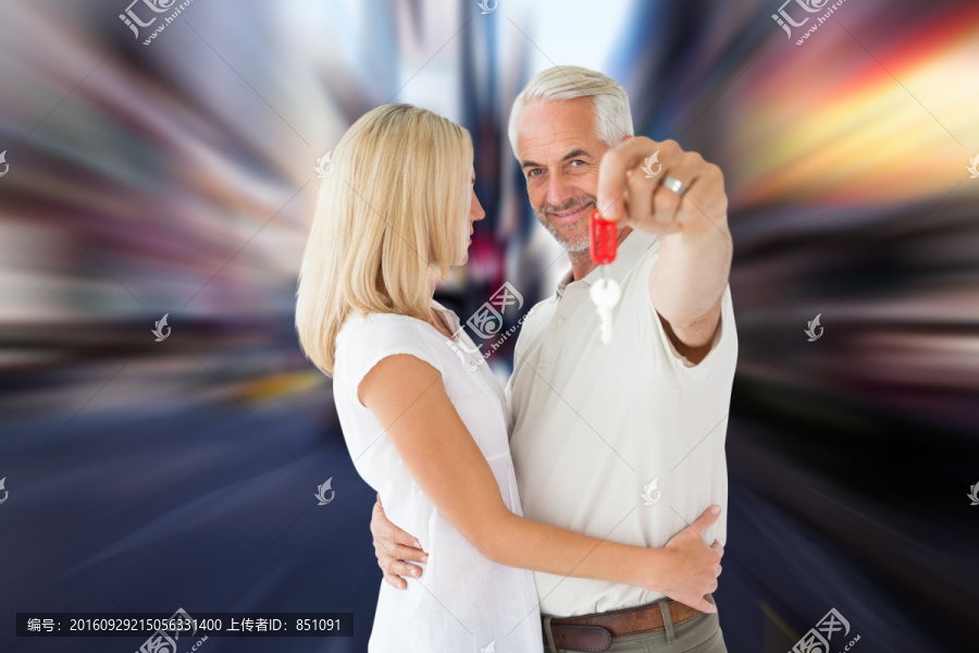 夫婦微笑著拿著鑰匙的復合形象