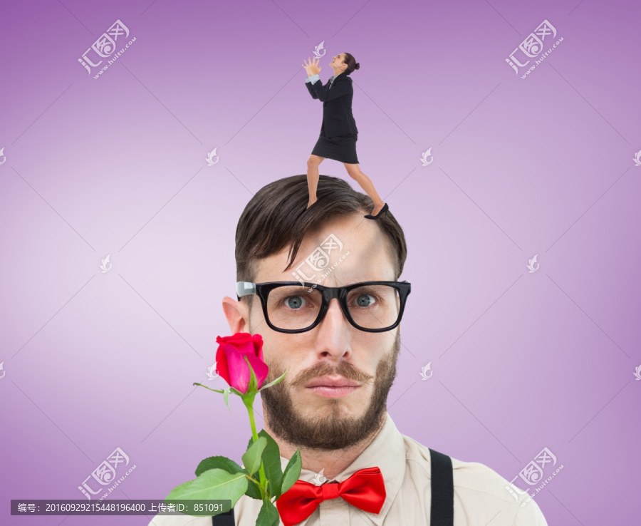 男人嚴(yán)肅的拿著鮮花的復(fù)合形象