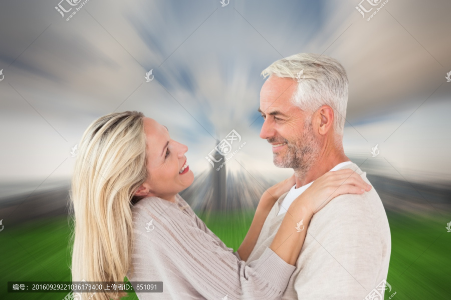 夫婦微笑著看著對方的復合形象
