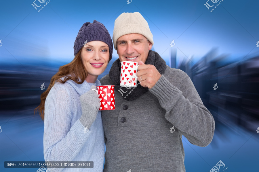 夫婦微笑著拿著杯子的復(fù)合形象
