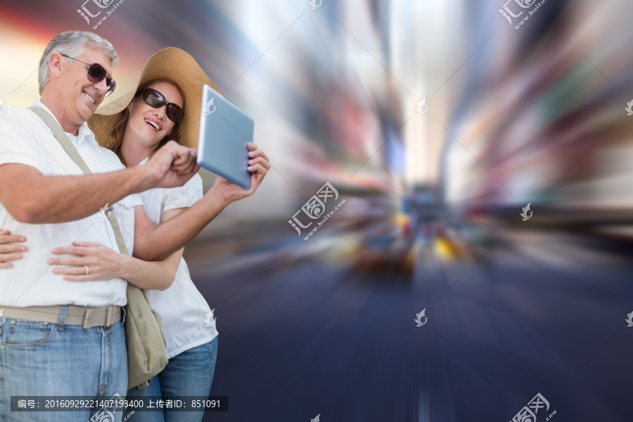 夫婦微笑著看著平板的復合形象