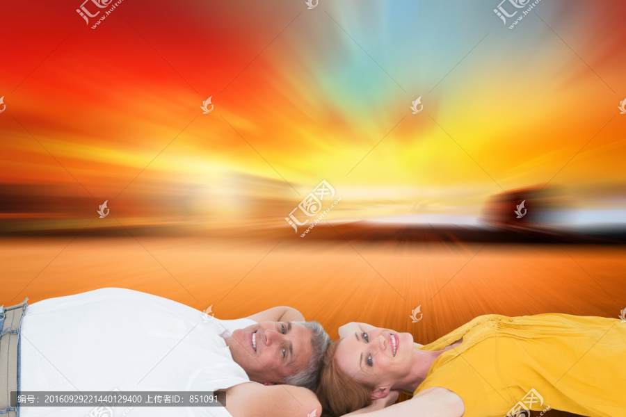夫婦微笑著趴在地上的復(fù)合形象
