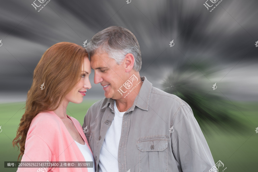 夫婦微笑著看著對方的復合形象