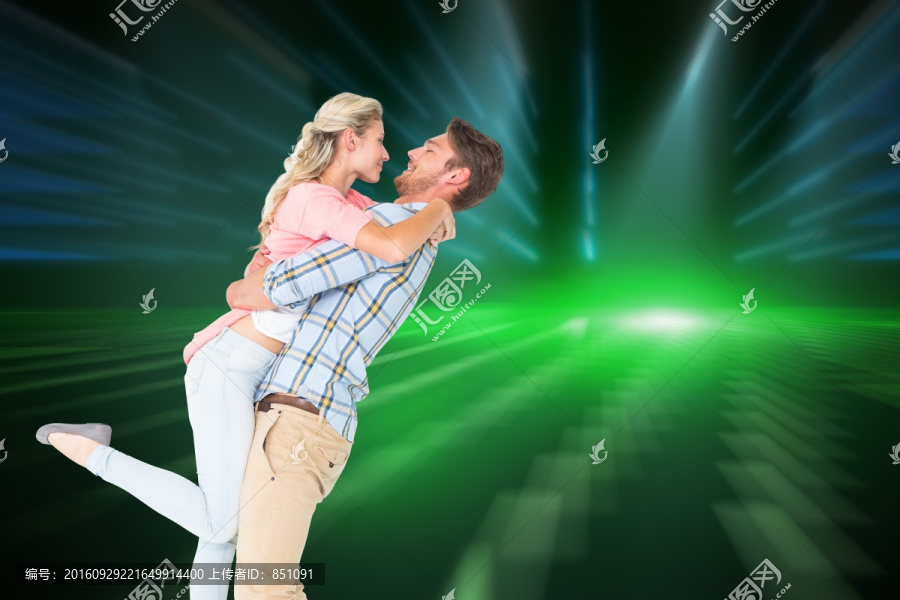 男人微笑著抱著女人的復合形象