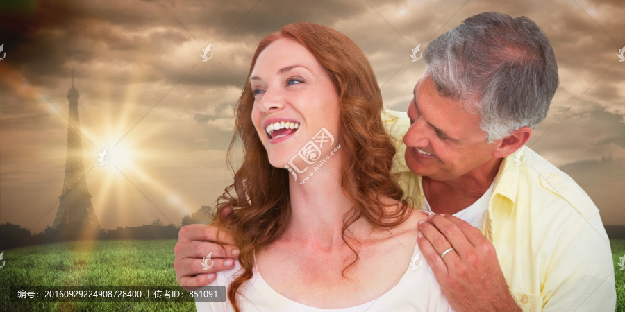 男人微笑著看著女人的復合形象