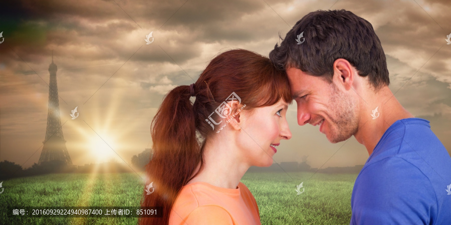 夫婦微笑著看著對(duì)方的復(fù)合形象