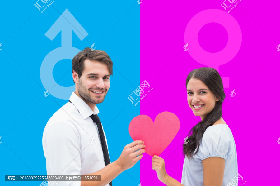 夫婦微笑著拿著愛(ài)心的復(fù)合形象
