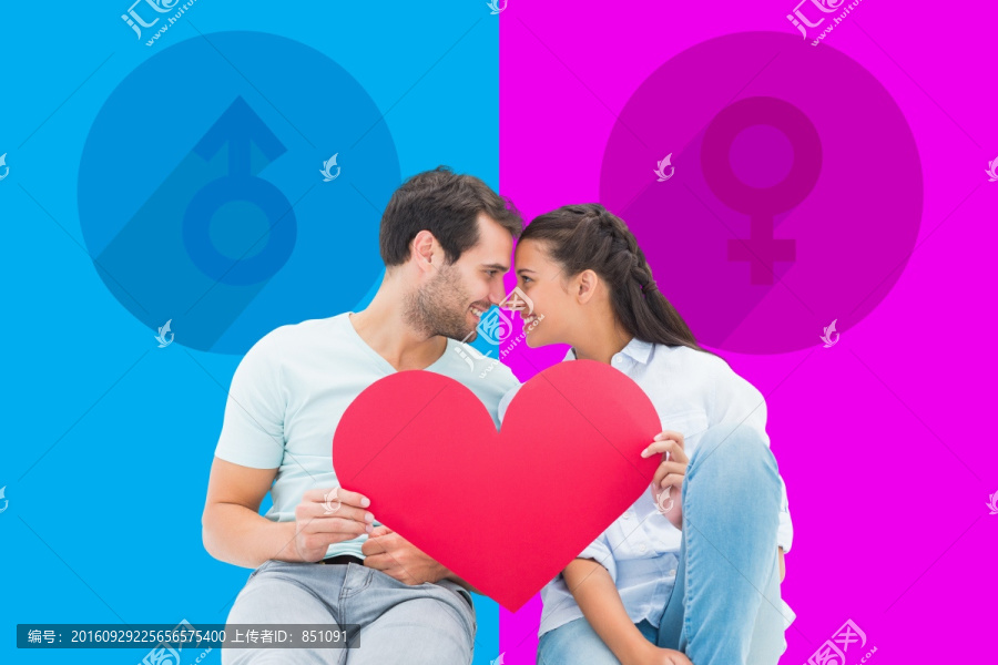 夫婦微笑著拿著愛(ài)心的復(fù)合形象