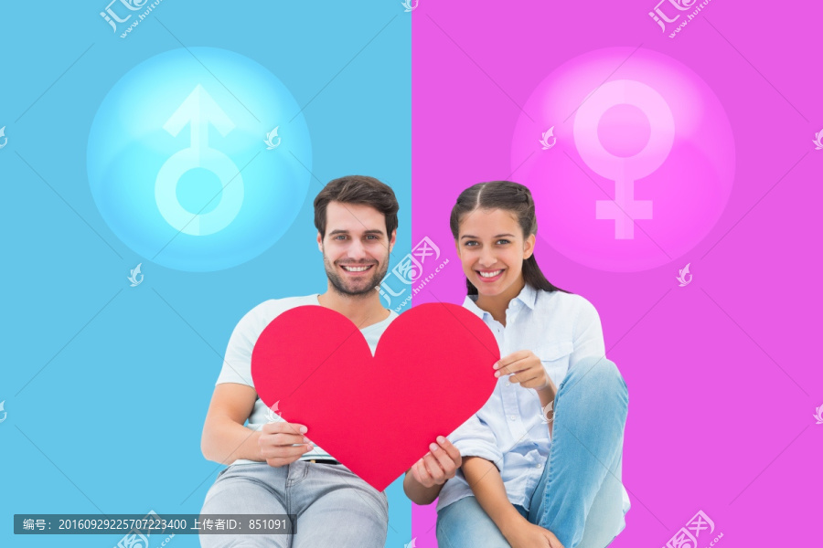 夫婦坐著拿著愛(ài)心的復(fù)合形象