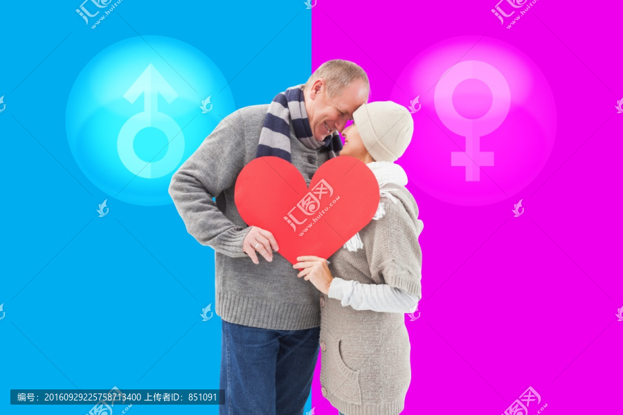 拿著愛心紙的夫婦