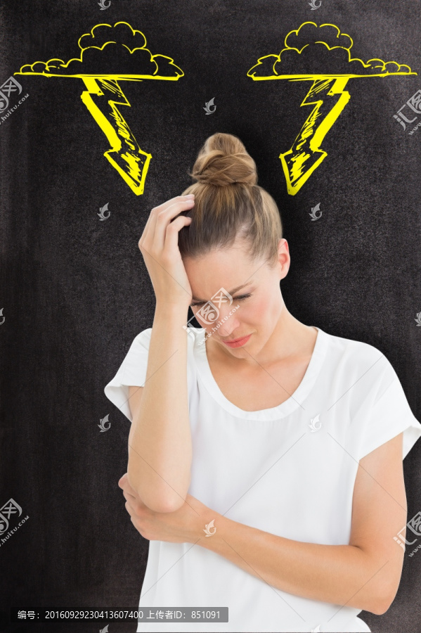 頭痛的女人在黑色背景下