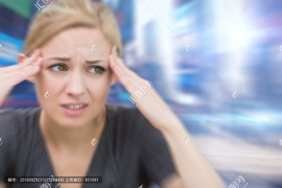 頭痛的女人在模糊的紐約街上
