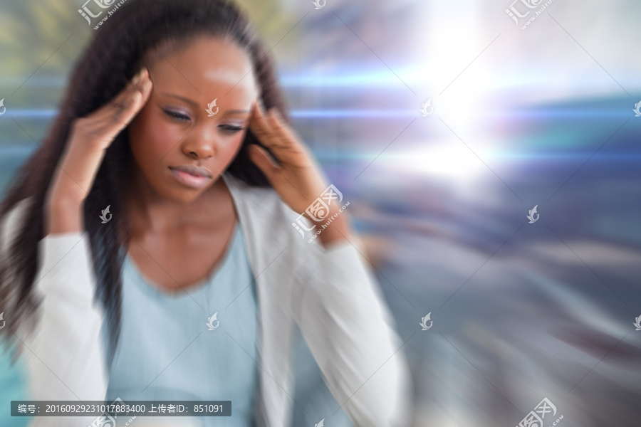 頭痛的女人在模糊的紐約街上
