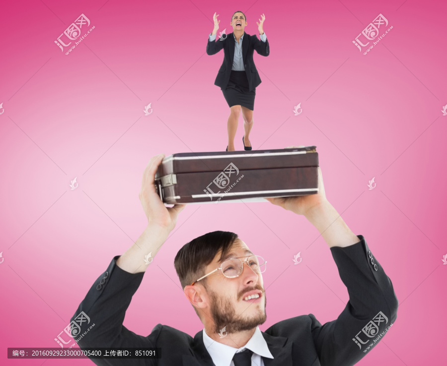 男人高舉著公文包的復合形象