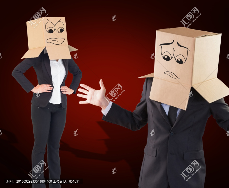 男女頭上戴著紙箱的復合形象