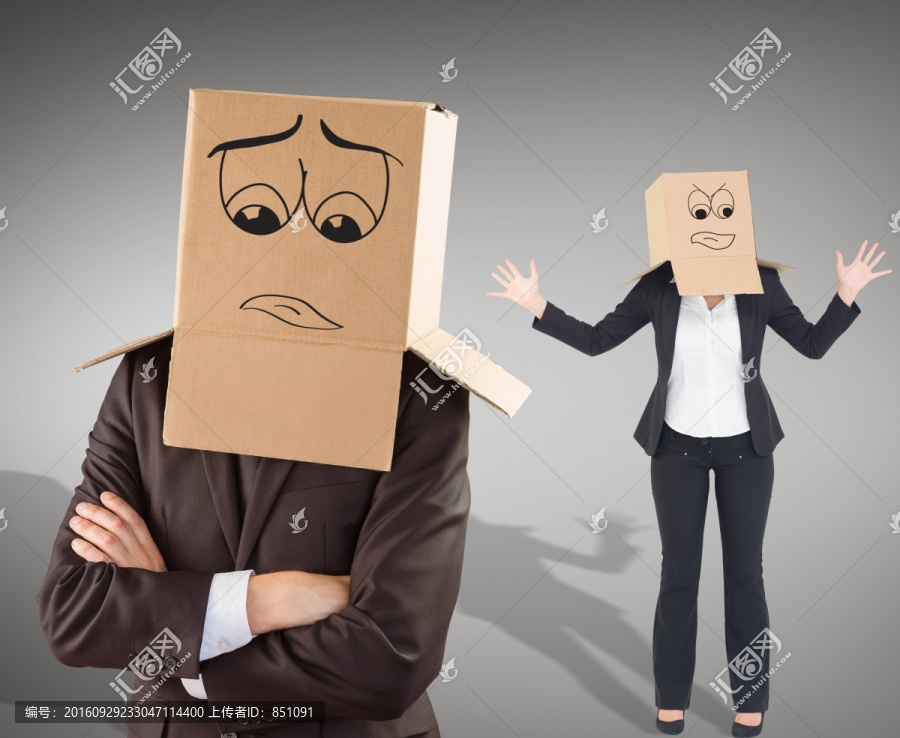 男女頭上戴著紙箱的復合形象