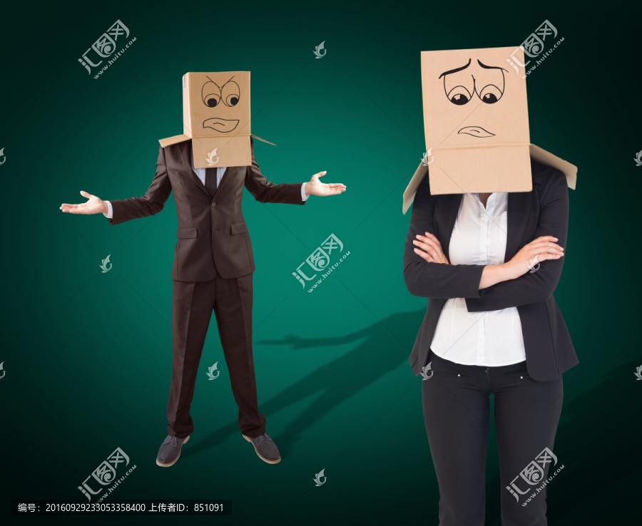 男女頭上戴著紙箱的復合形象