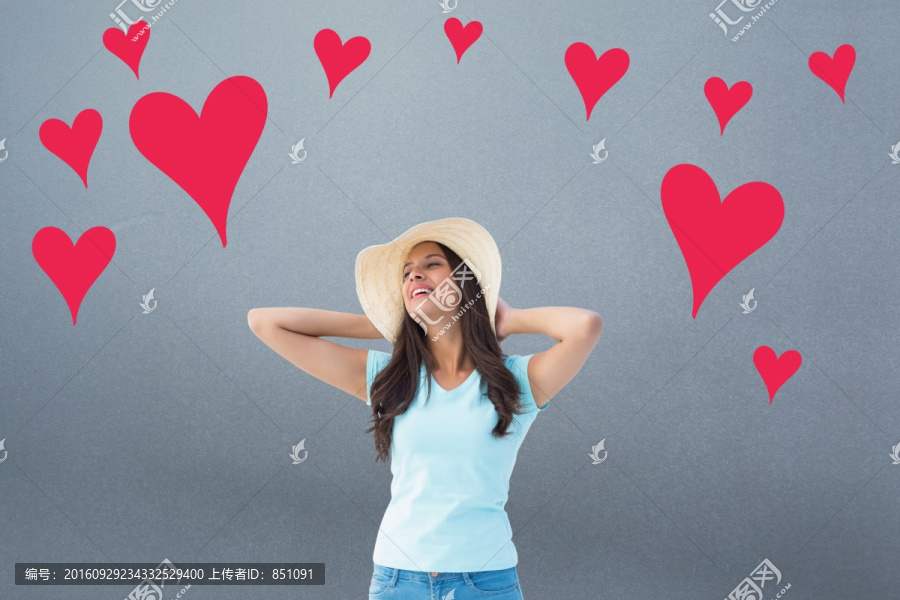 快樂的黑發(fā)女孩戴著遮陽(yáng)帽