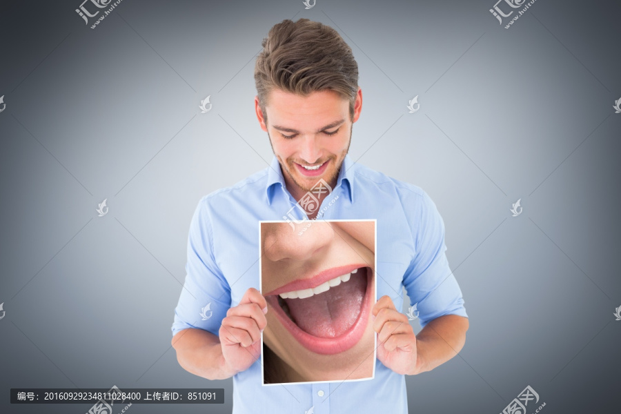男人拿著一張照片
