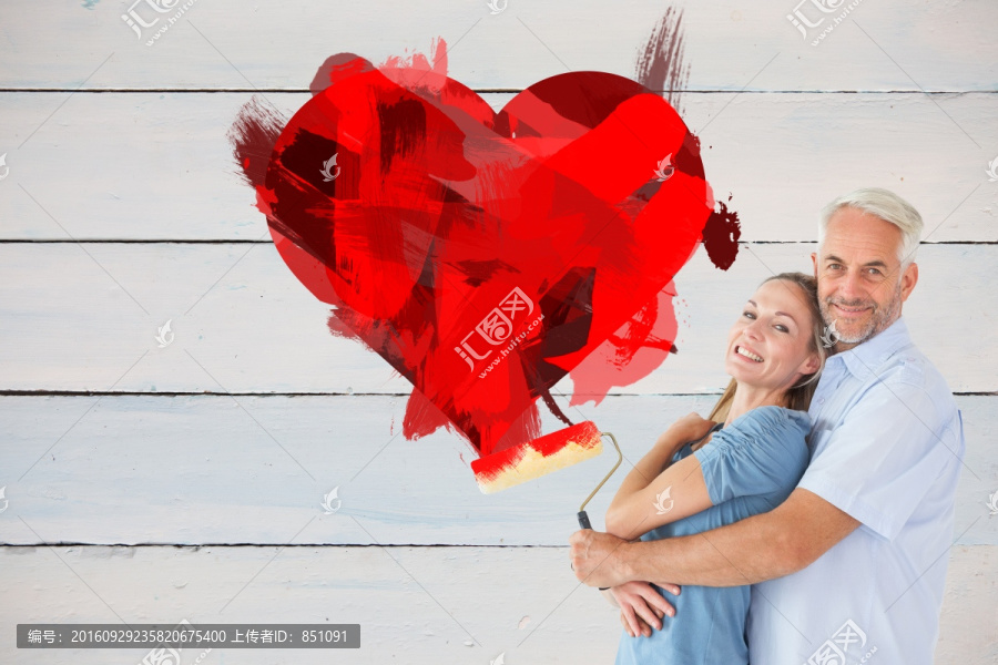 夫婦微笑著相擁的復(fù)合形象