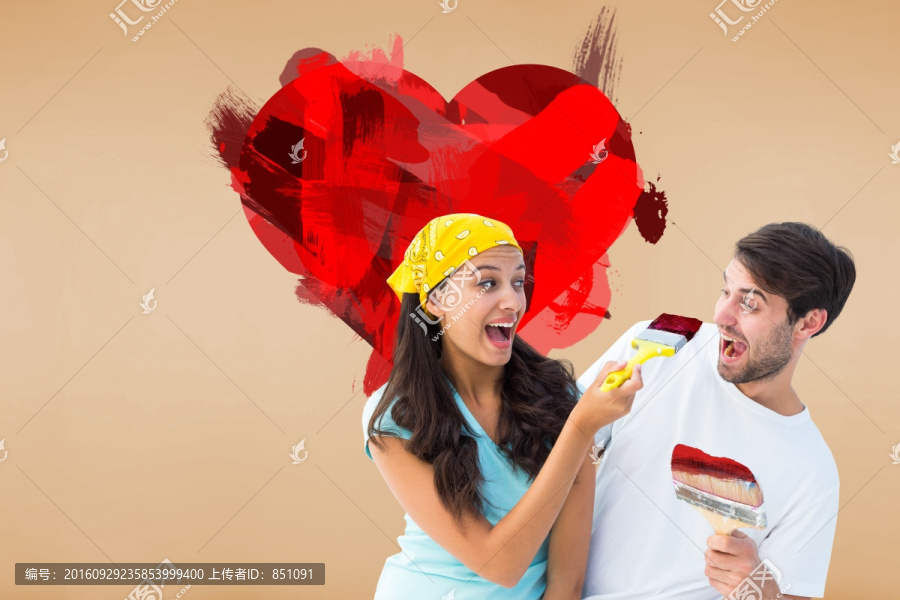 拿著油漆的刷子涂男人臉上的女人