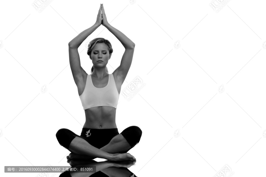 金發(fā)女郎做蓮花姿勢(shì)抬起雙臂