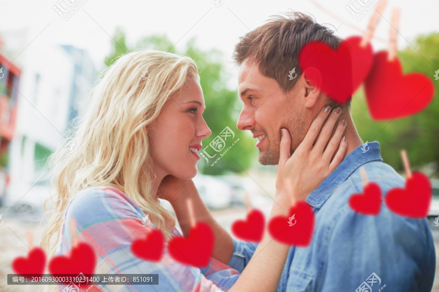 微笑著看著對方的夫婦