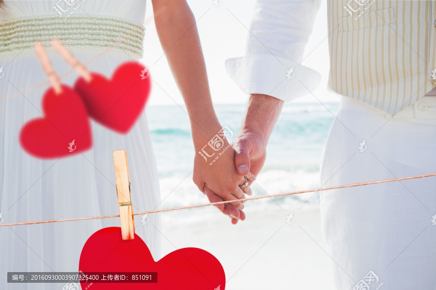 在海邊牽著手的夫婦