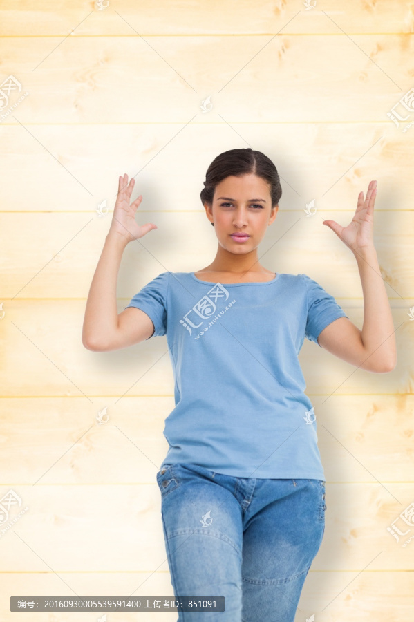 黑發(fā)美女做著憤怒的手勢