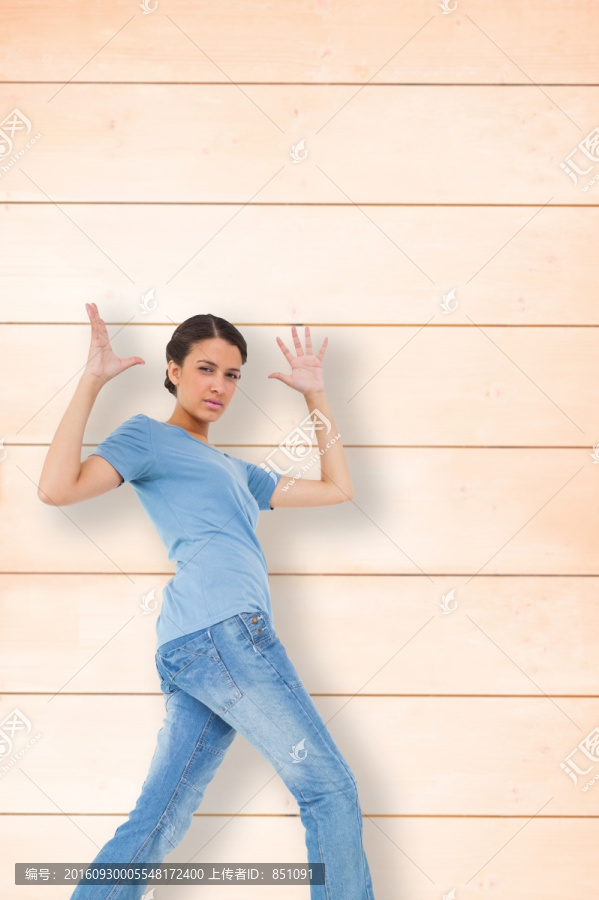 黑發(fā)美女做著憤怒的手勢