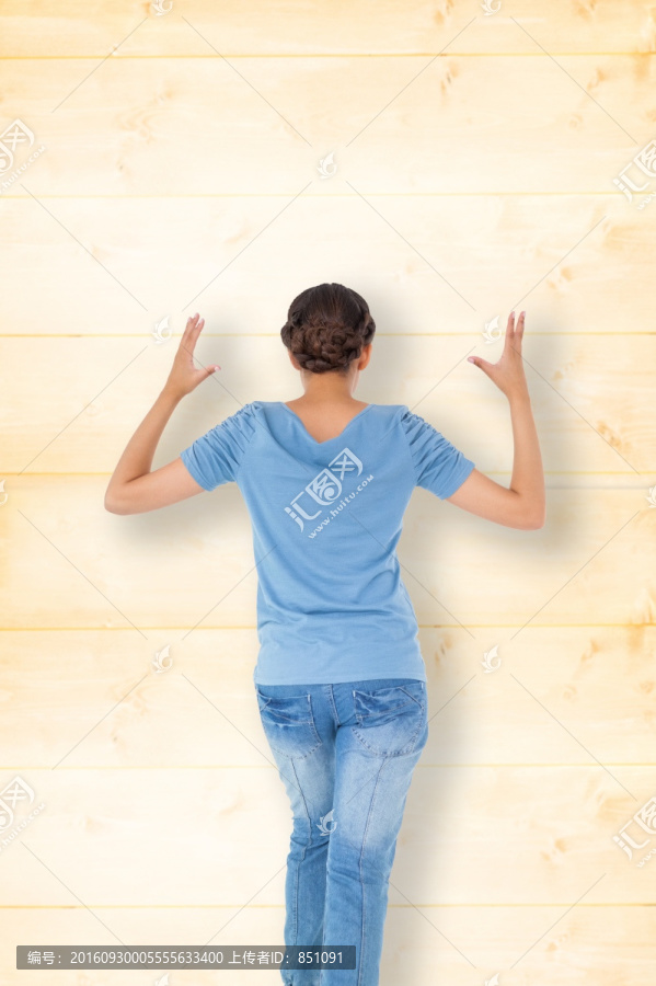 黑發(fā)美女做著憤怒的手勢