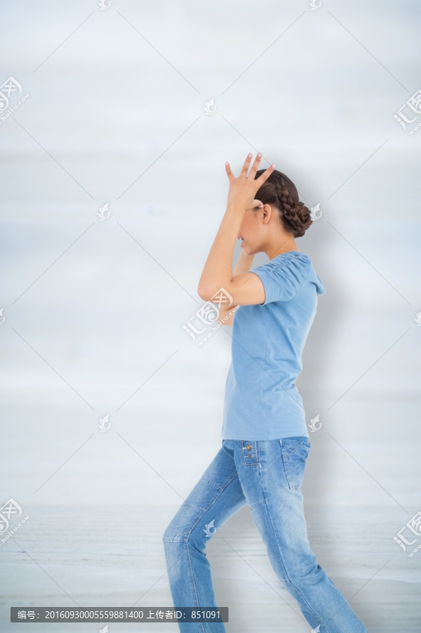 黑發美女做著憤怒的手勢