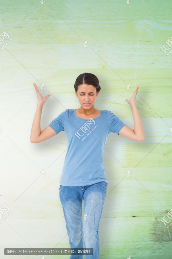 黑發(fā)美女做著憤怒的手勢