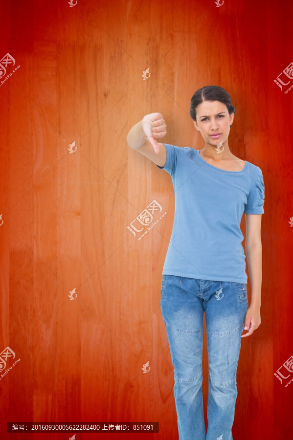 黑發(fā)美女做著憤怒的手勢(shì)