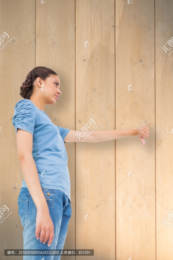 黑發(fā)美女做著憤怒的手勢(shì)