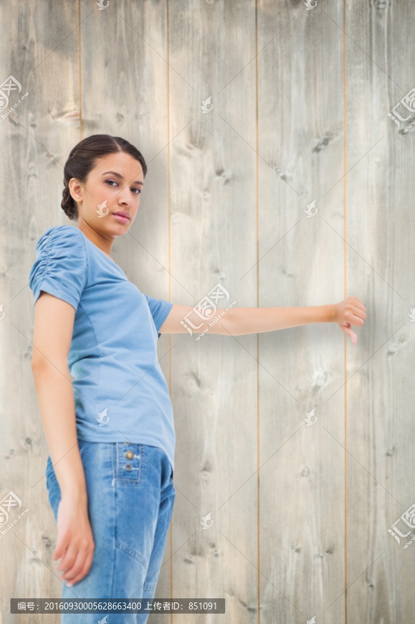 黑發(fā)美女做著憤怒的手勢(shì)