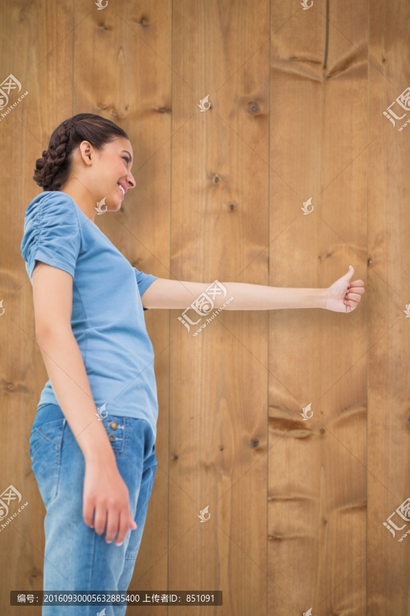 黑發美女做著憤怒的手勢