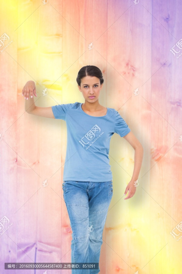 黑發(fā)美女做著憤怒的手勢