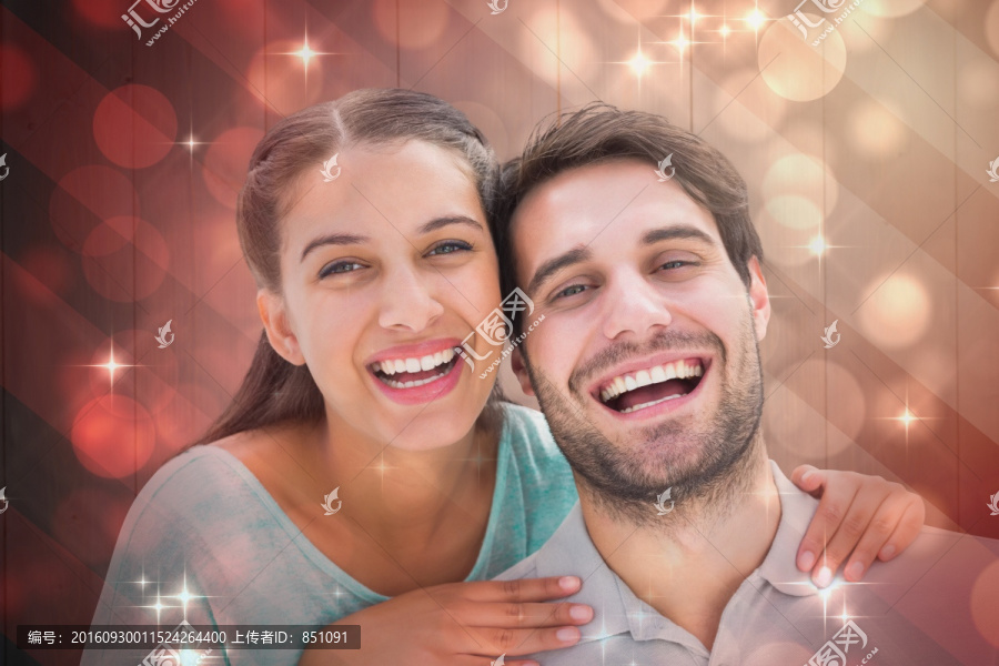 微笑著看著鏡頭的夫婦
