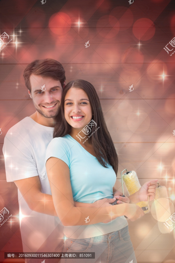 拿著粉刷微笑著的夫婦