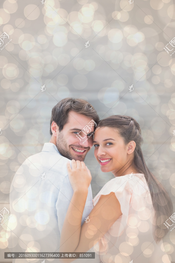夫婦微笑著看著鏡頭的復(fù)合形象